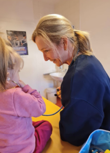Kinderärztin Jessika untersucht einen jungen Patienten und stellt eine Diagnose.